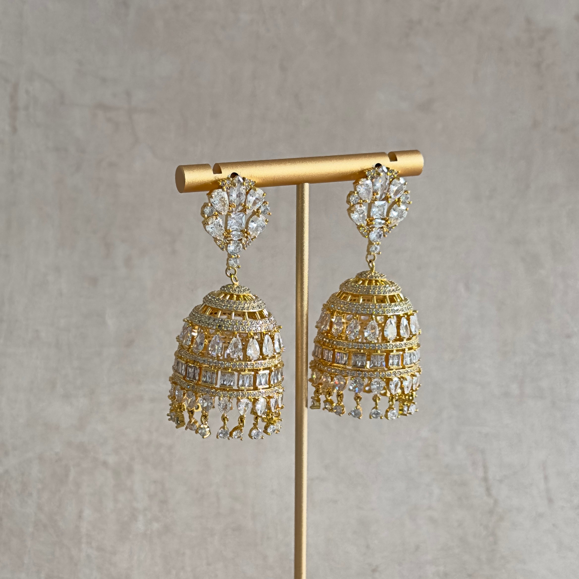 The Haifa Crystal Jhumka is a unique combination of traditional and modern design. Crafted with cubic zirconia crystals, making it a luxurious, eye-catching statement piece. With a timeless design, this beautiful piece is sure to bring a touch of elegance to any look.
Earring drop 6x3cm