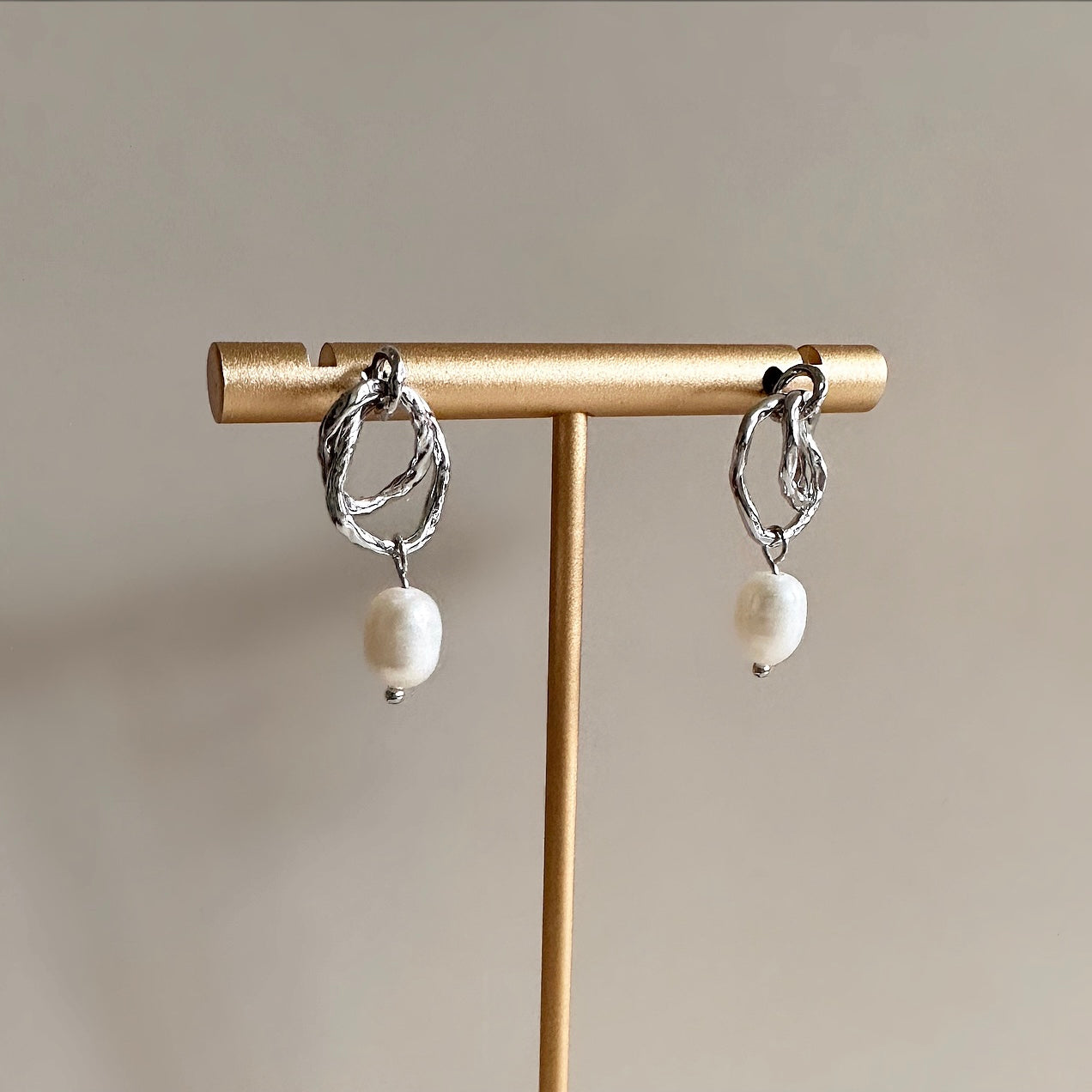 Be graceful and stylish with these captivating Mina Pearl Drop Earrings. Crafted with 925 sterling silver and freshwater pearl, these earrings exude an aura of elegance and charm. Perfect for the day or evening. Earring Drop 3cm Sterling Silver