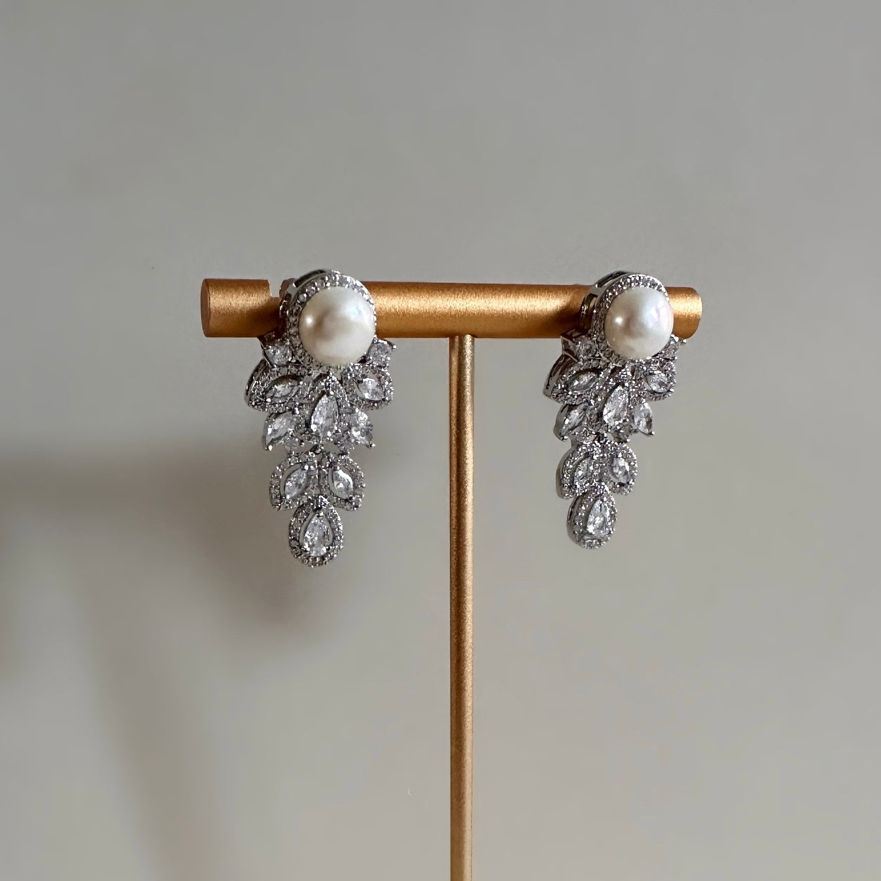 These stunning Hinali Pearl Crystal Earrings are the perfect accessory for any look. Featuring cz crystals for maximum sparkle and shine, a vintage-style, and a pearlescent accent, these earrings are sure to make a statement. Earring drop 3.5cm