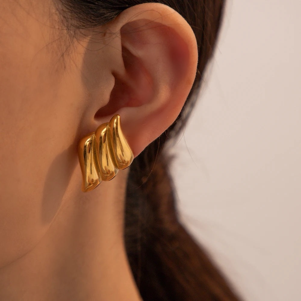 Adorn your ears in timeless elegance with these stunning swirl earrings made from 18k gold. Embellished with swirl detailing, adding a  luxurious finish, these earrings are perfect for adding an opulent touch to your look. Earring drop 3.5x2cm