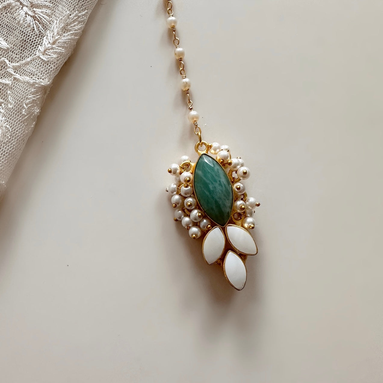 This dazzling Baroque Pearl Tikka & Earring Set provides a luxurious touch of sophistication with its gorgeous baroque pearls and beautiful jade hues. An exquisite addition to any outfit, this exquisite set is sure to elevate your look. Earring drop 7.5cm Tikka one size Pearl shapes may vary