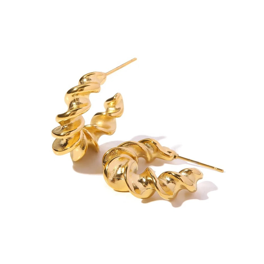 Elevate your look with the Twilly Earrings. Crafted in 18K gold , these timelessly elegant earrings are designed and crafted for day-to-night wear, with classic style guaranteed to remain timelessly stylish. Earring Drop 2.5cm