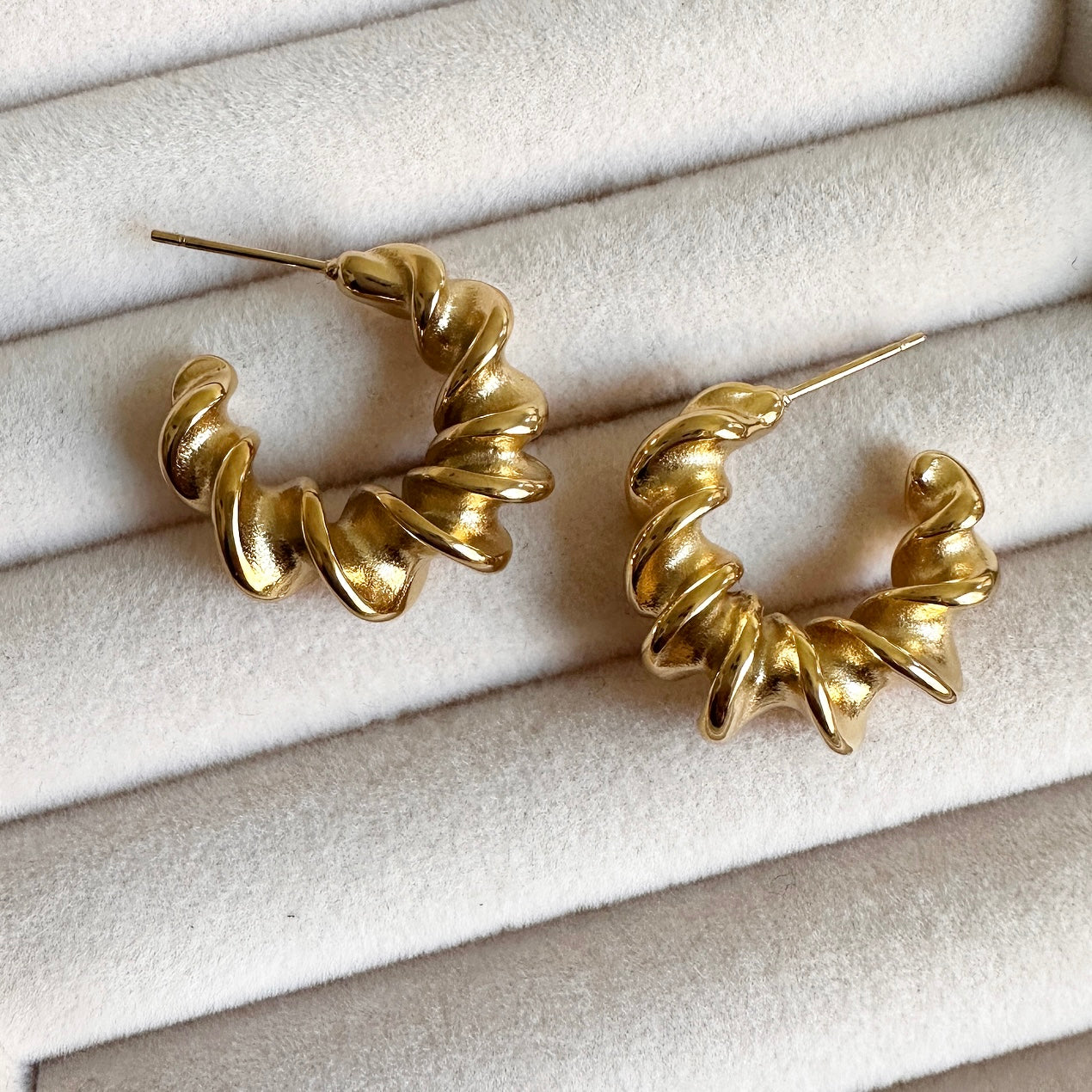 Elevate your look with the Twilly Earrings. Crafted in 18K gold , these timelessly elegant earrings are designed and crafted for day-to-night wear, with classic style guaranteed to remain timelessly stylish. Earring Drop 2.5cm