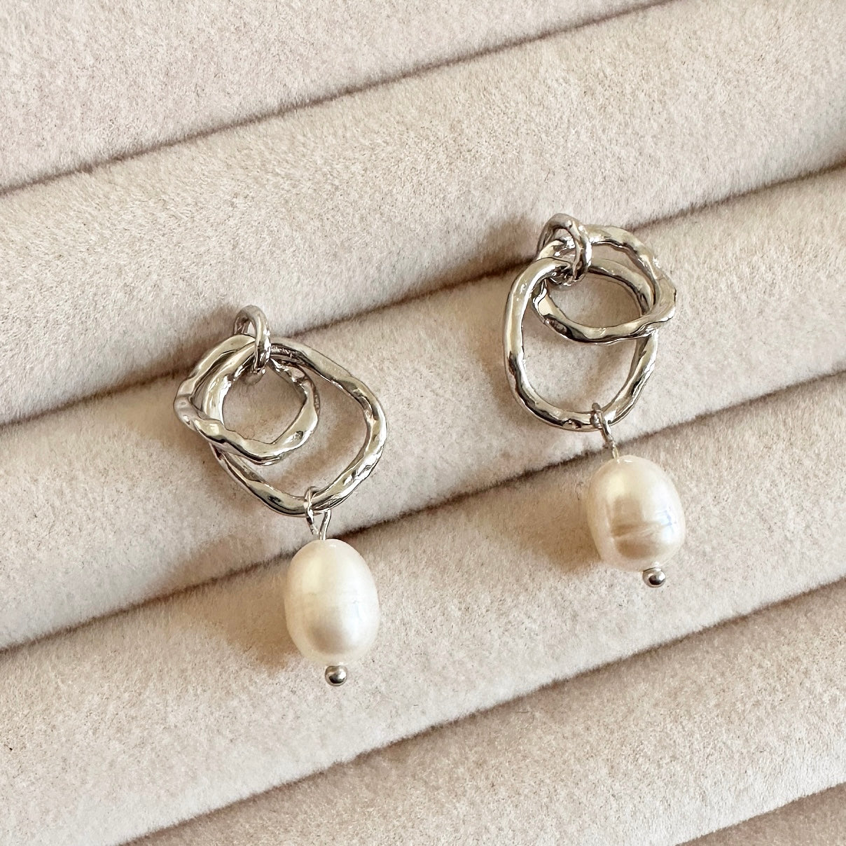 Be graceful and stylish with these captivating Mina Pearl Drop Earrings. Crafted with 925 sterling silver and freshwater pearl, these earrings exude an aura of elegance and charm. Perfect for the day or evening. Earring Drop 3cm Sterling Silver