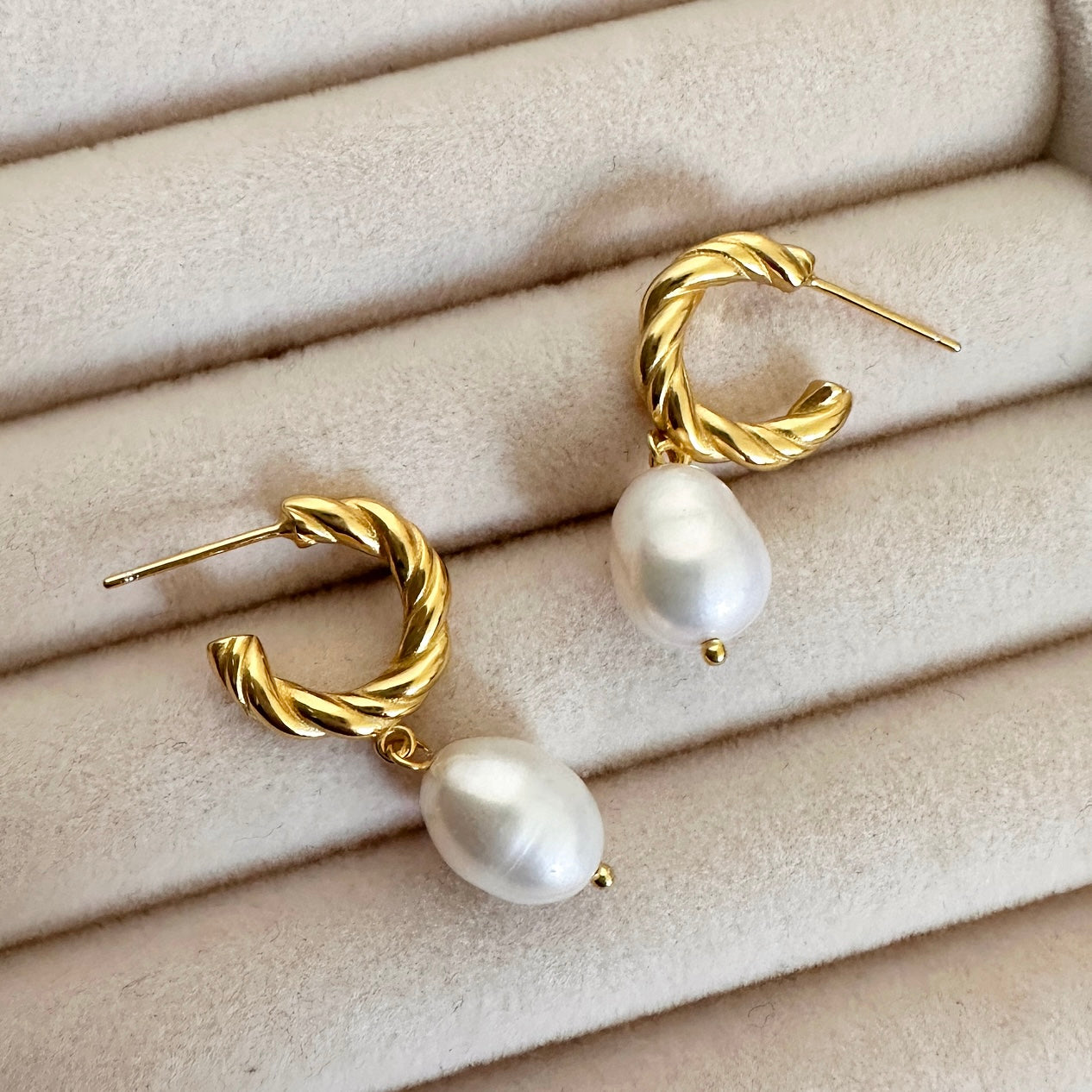 A timeless classic, The Siren Earring is crafted from sterling silver and plated with 18k gold, creating a luxurious, lustrous finish. Accented with a freshwater pearl, these huggie earrings will add a sophisticated touch to any ensemble. Earring Drop 3cm