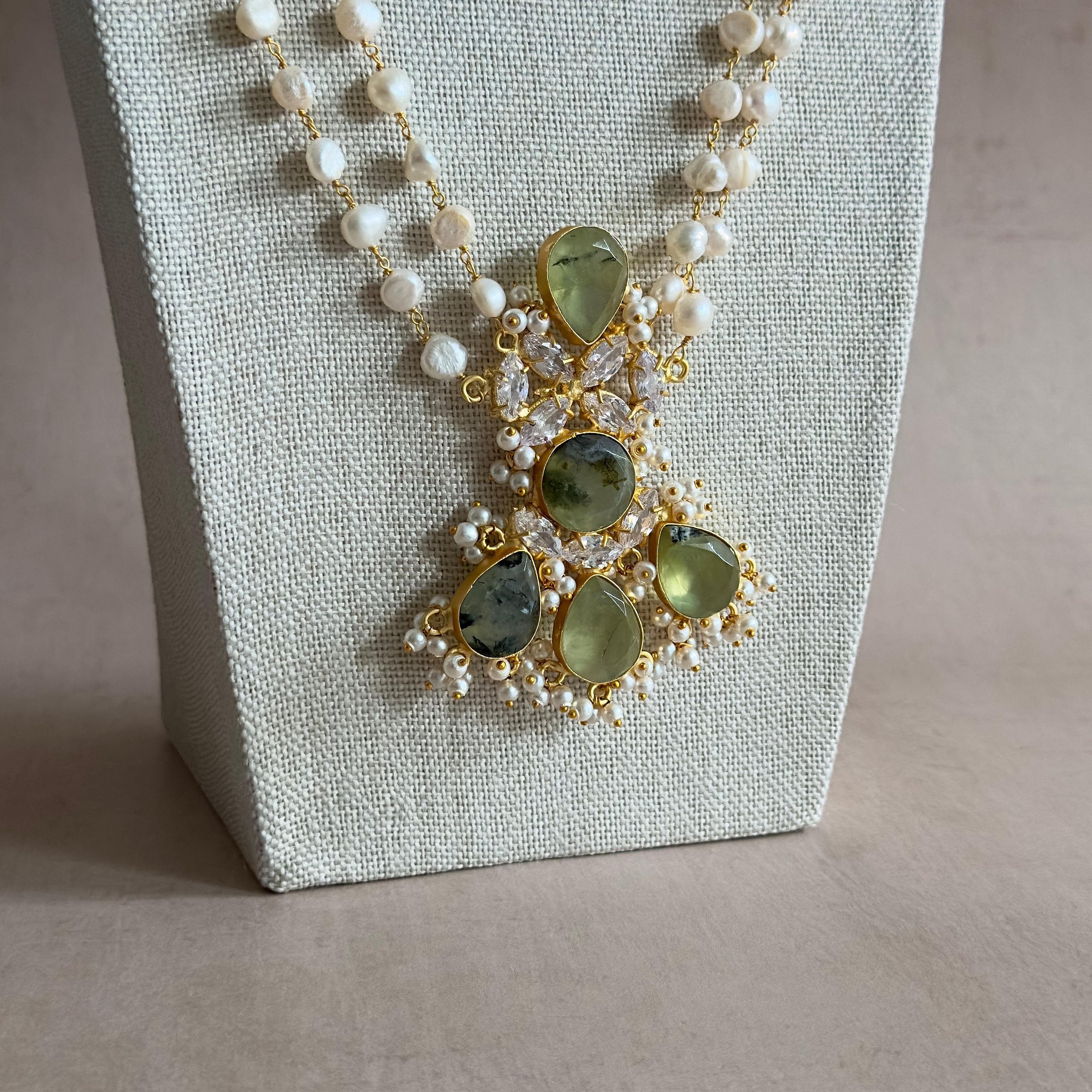 Unleash your inner diva with our Madiha Olive Mala Set! This stunning set features prehnite and CZ crystals that will add a touch of elegance to any outfit. The adjustable chain allows for the perfect fit, it comes complete with matching earrings and tikka. Don't miss out on this must-have accessory!