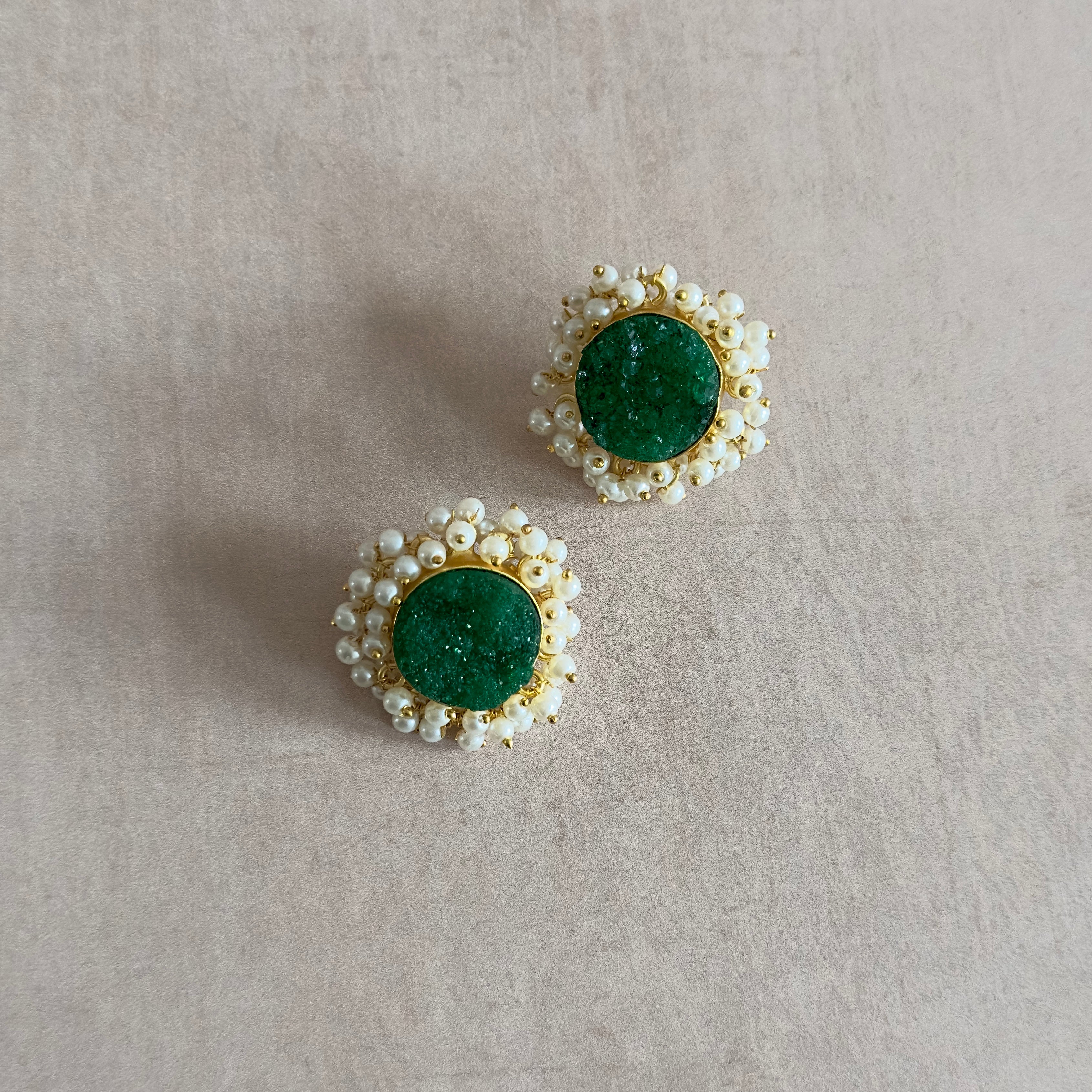 Add a touch of sparkle to your outfit with our Druzy Green Stud Earrings! These earrings feature a beautiful sugar druzy crystal, bringing a unique and eye-catching element to your look. Elevate your style and bring some extra shine to your day with these stunning earrings.