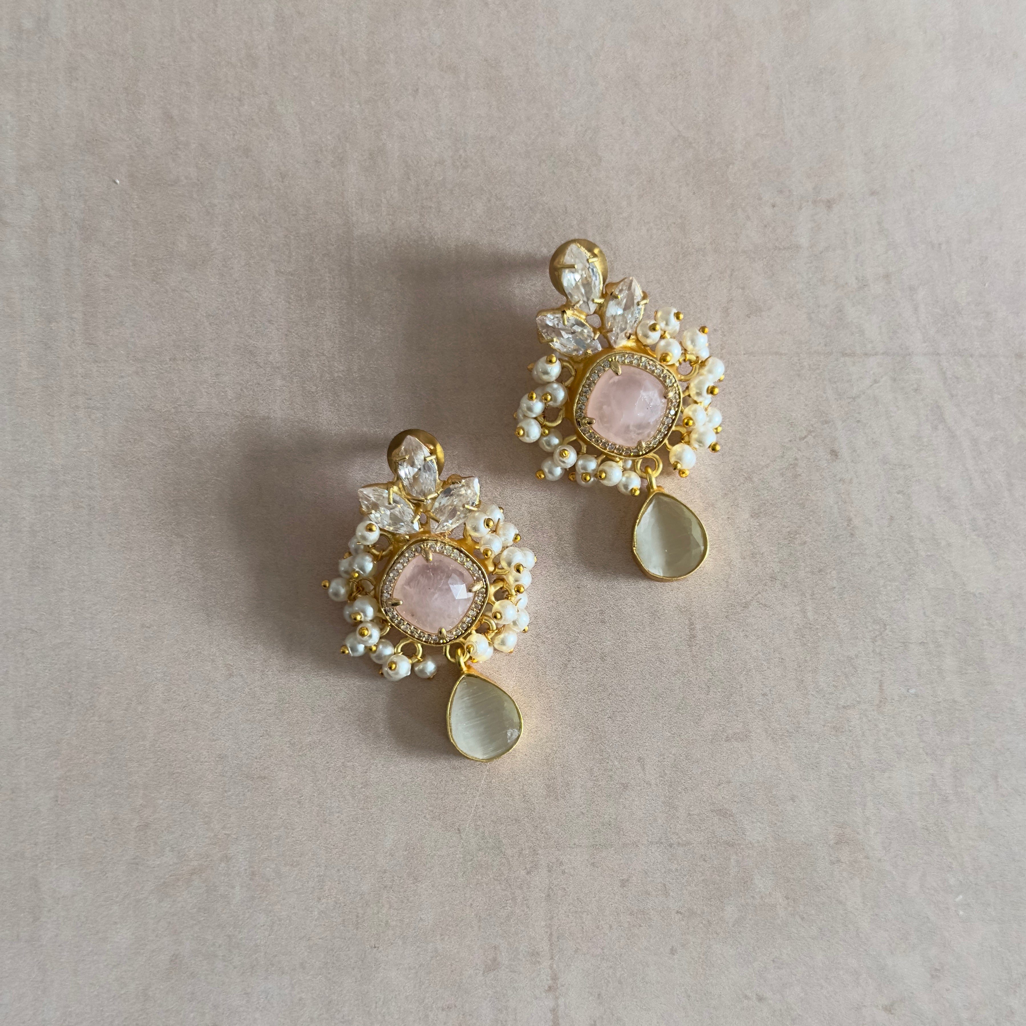 Introducing the Sophie Pink Tikka Set, a new addition to our collection! Adorned with the beautiful and calming hues of rose quartz and grey stones, this set is the perfect combination of colors that will enhance your outfit. Elevate your style today!
