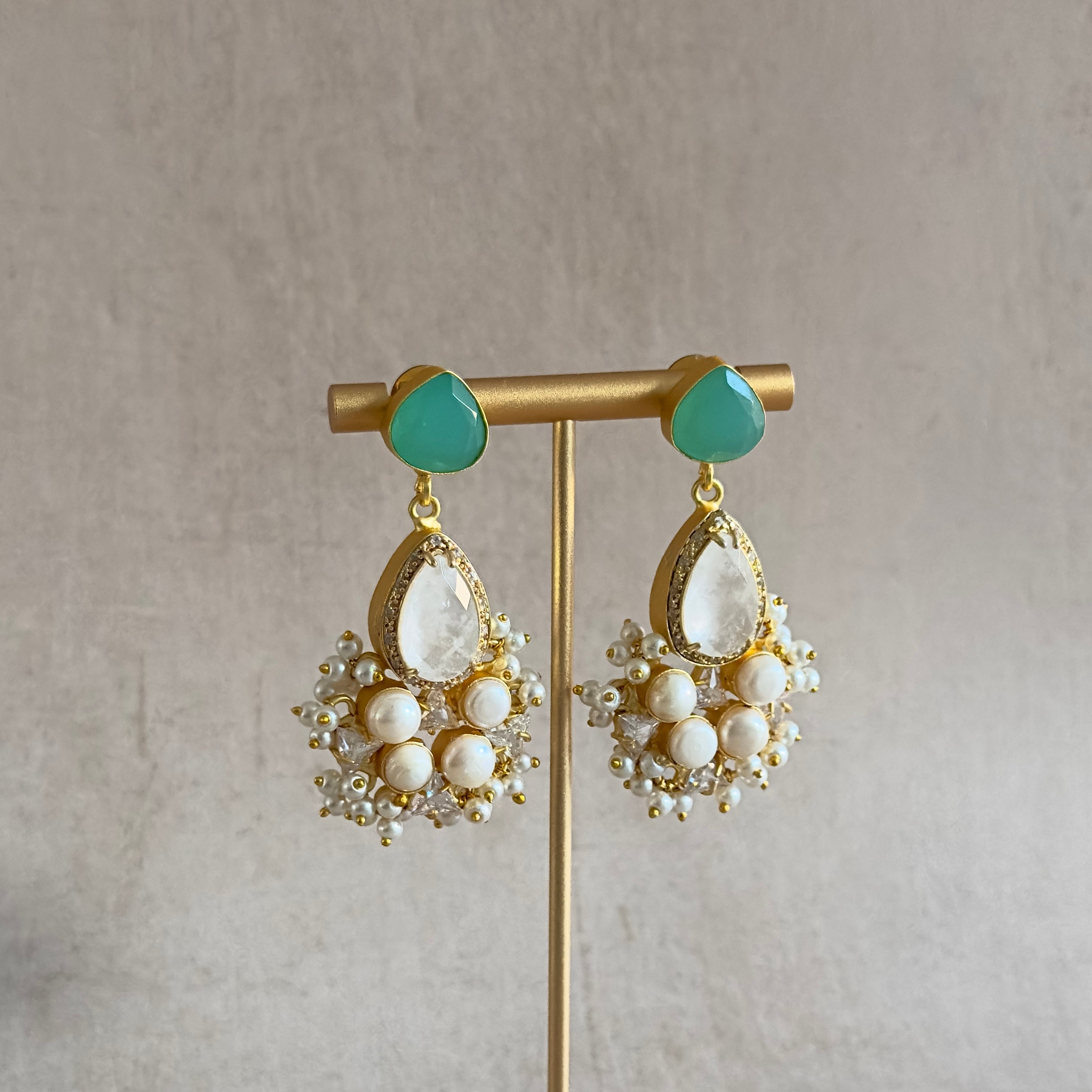 Elevate your style with the Romee Mint Drop Pearl Earrings. Made with stunning white quartz and lustrous freshwater pearls, these earrings add a touch of elegance to any outfit. Perfect for any occasion, these earrings are a must-have for any jewelry collection.