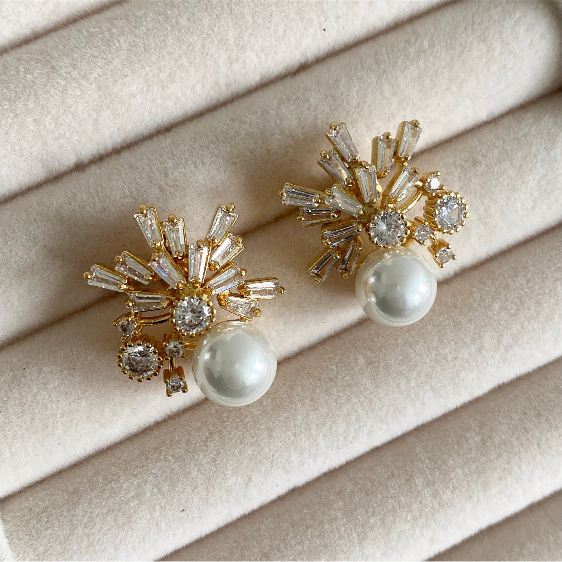 Our Gold Pearl Clusters are crafted from dazzling gold cluster crystals and luminous pearls, providing a touch of glimmer and glamour. Each piece is designed to catch the eye and make a statement. Perfect for any occasion.  Details: 2.5x2cm