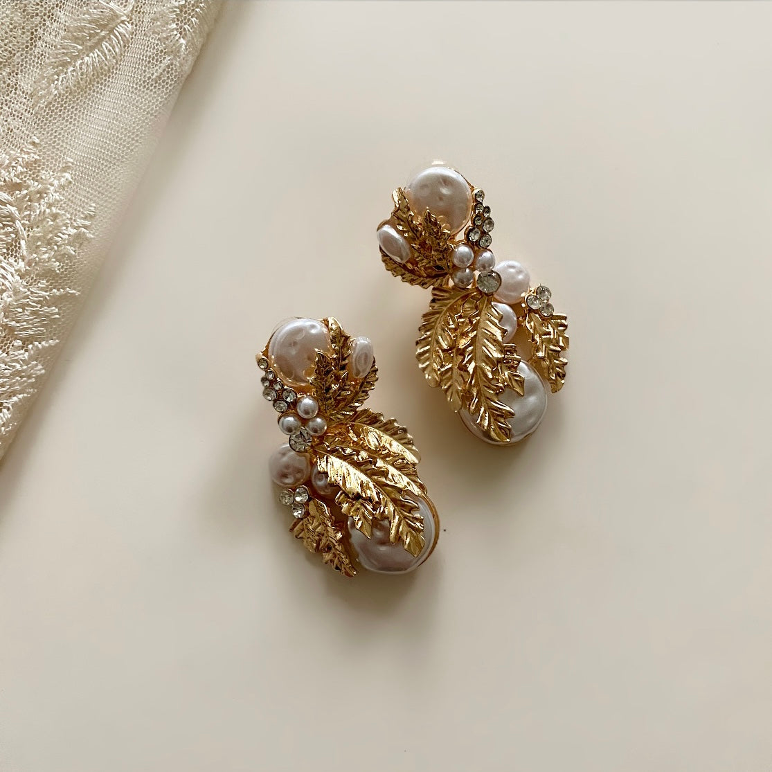 The Kate Earrings feature luxurious and classic elements, including gold, pearl, and crystal, creating a timeless piece of jewelry. The combination of the gold, delicate pearls, and sparkling crystals ensure maximum elegance. Earring drop 5cm