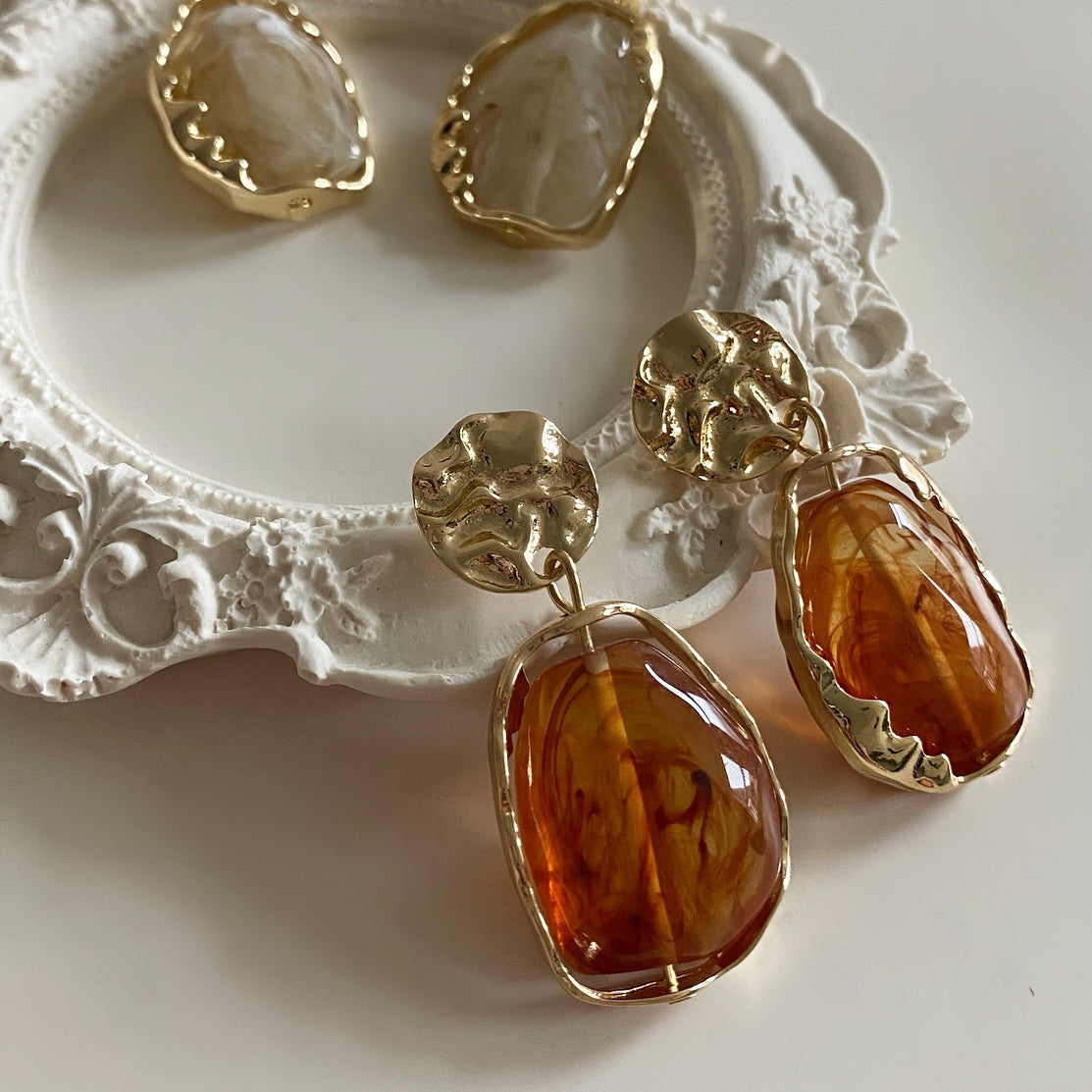 These Agate Earrings are a stylish accessory to add a touch of fashion to any outfit. The earrings are inspired by the beautiful agate stone, making them both elegant and sophisticated.