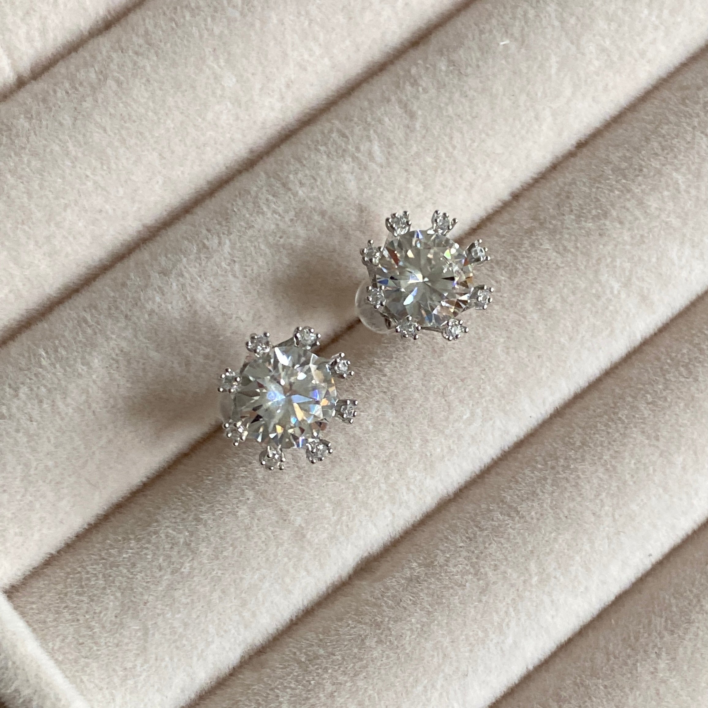The Linear Crystal Stud earrings will add a touch of sparkle to any wardrobe. Crafted with high-quality 925 sterling silver, they have cz crystals embedded for a beautiful, eye-catching look. These 1ct earrings are perfect for any occasion day or night.  Details: 1x1 cm