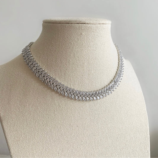 A must have accessory in your jewellry collection is our Link crystal choker. It stuns in every movement & goes perfectly with our range of crystal earrings. Perfect for any occasion. Pair with link crystal bracelet for a complete look. Adjustable Chain one size.