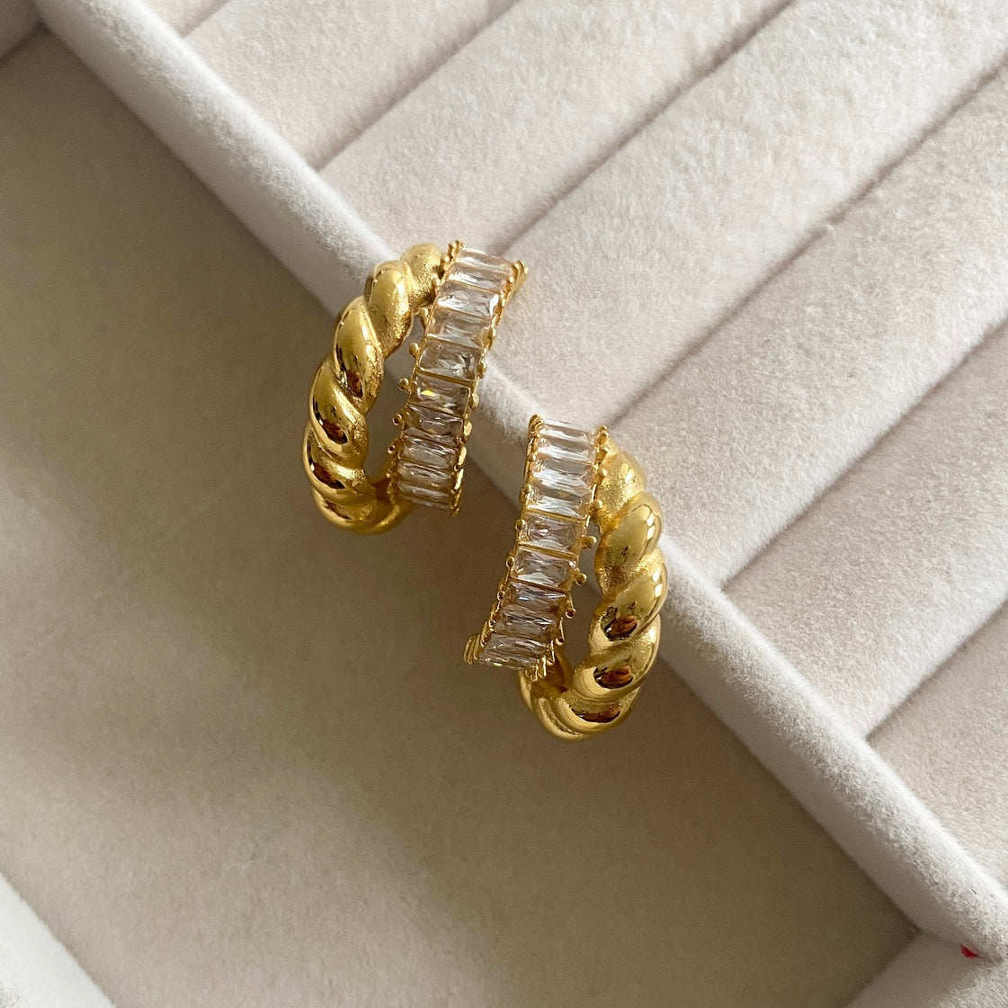 Add a touch of sparkle to your look with our Bonita Crystal Earrings. Made with 18k gold plated stainless steel, these hoops are not only durable but will take you from day to evening effortlessly. A must-have accessory for any style. Earring drop 2.5cm