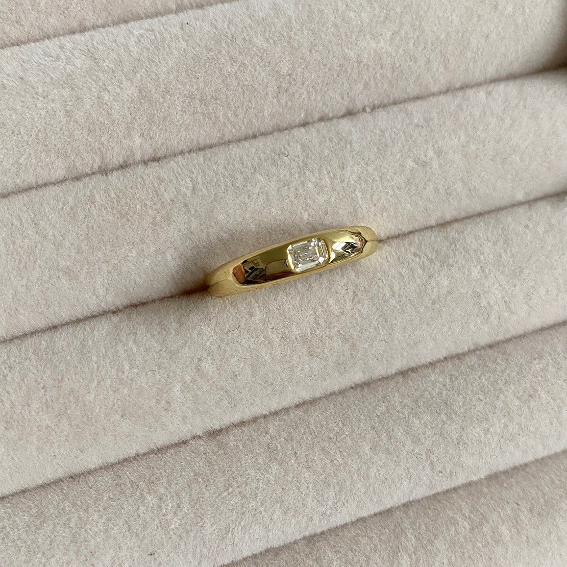 This stylish gold crystal ring is crafted with excellence, designed to energise your wardrobe with a subtle dose of sparkle. Its artful design radiates an understated radiance, allowing your glamour to shine through.  Details: Adjustable one size.